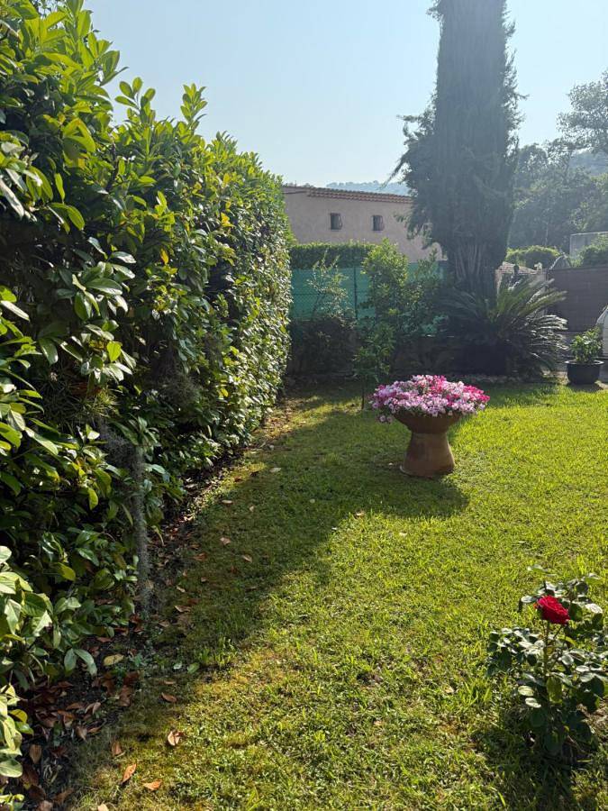 Location de vacances pour 6 personnes, avec jacuzzi ainsi que jardin et piscine, animaux acceptés à Pégomas - 4