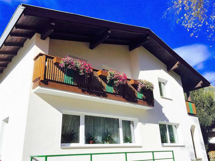 Ferienwohnung für 7 Personen, mit Ausblick und Balkon sowie Garten, kinderfreundlich in Tösens