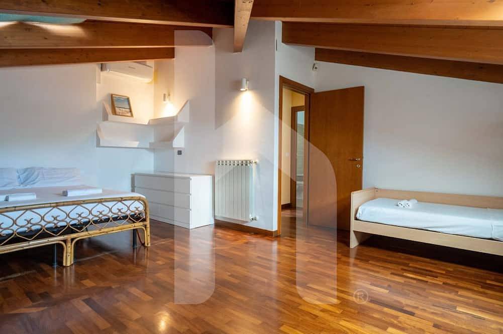 Appartement entier, Le Palazzo Passerini est l'un des bâtiments historiques au cœur de Pineto, offrant la possibilité d'un séjour à quelques pas de la mer et de tous les services. Situé au deuxième étage, également accessible par ascenseur, et est aménagé sur deu in Pineto, Côte Adriatique Abruzzes