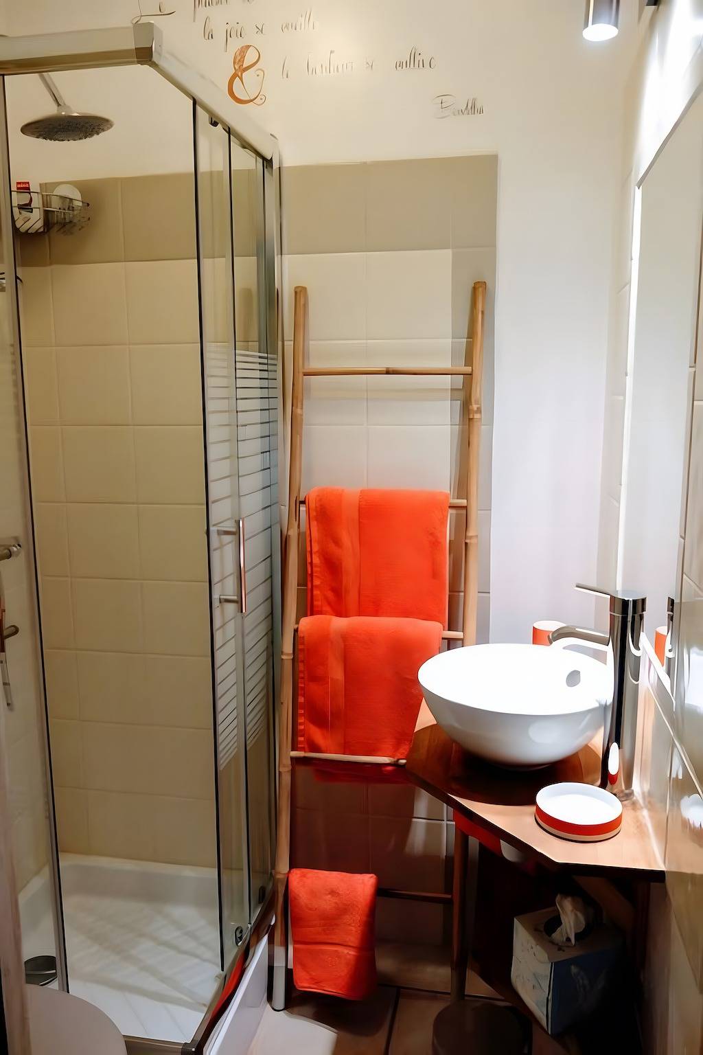 Chambre d’hôtes « Toucan » avec terrasse privée, Wi-Fi et climatisation in Gras, Privas