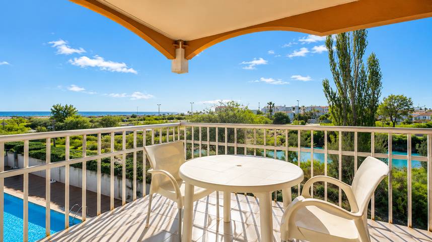 Appartement de vacances pour 4 personnes, avec piscine et balcon