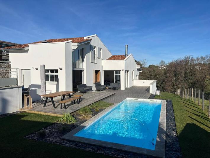 Villa pour 8 personnes, avec terrasse et piscine