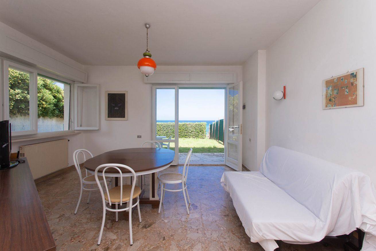 Entire apartment, N129 - Numana, three-room apartment with garden 200m from the beach in Numana, Riviera del Conero