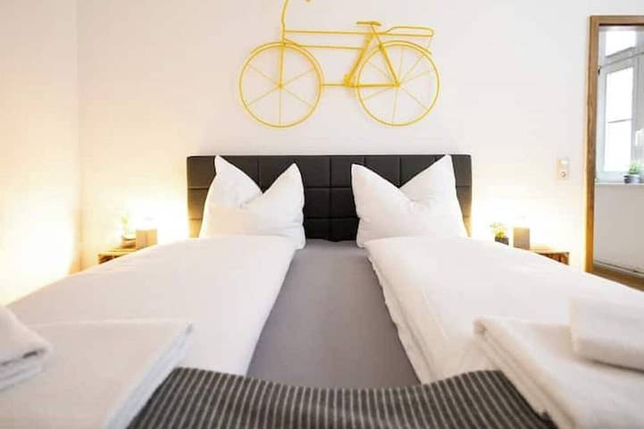 Apartamento entero, Ko-Living Space Opera | Suite 6 | Kitchen | Living room | Dart | City center in Halle, Saale-Unstrut
