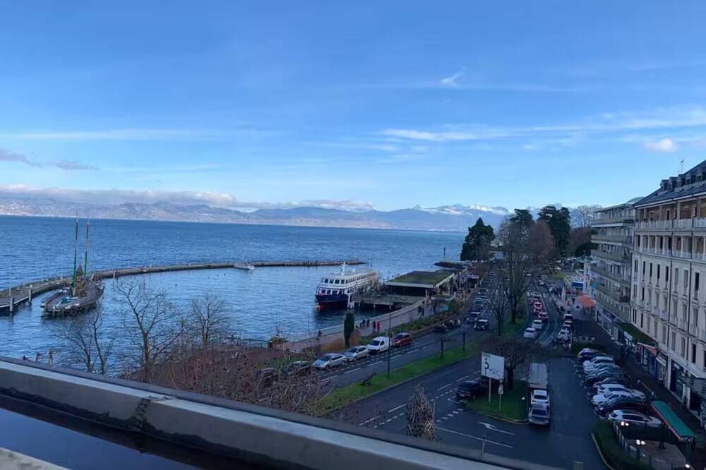 Ganze Wohnung, Charming little studio with lake and mountain views from the bed. in Évian-les-Bains, Thonon-les-Bains und Umgebung