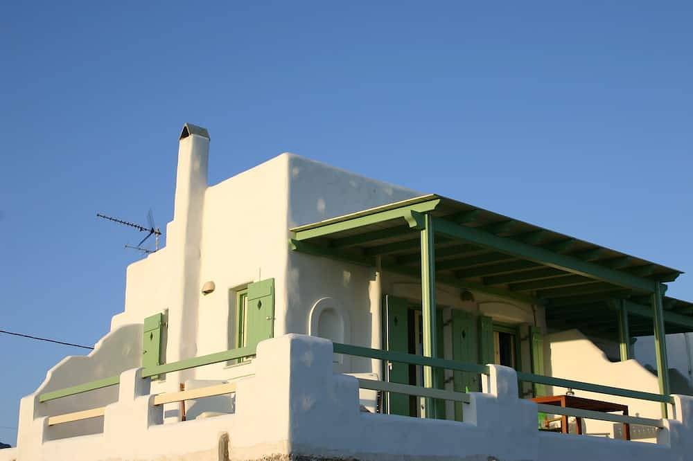 Entire apartment, Julia's Beach Studio by the sea, with terrace and sea view. in Paros