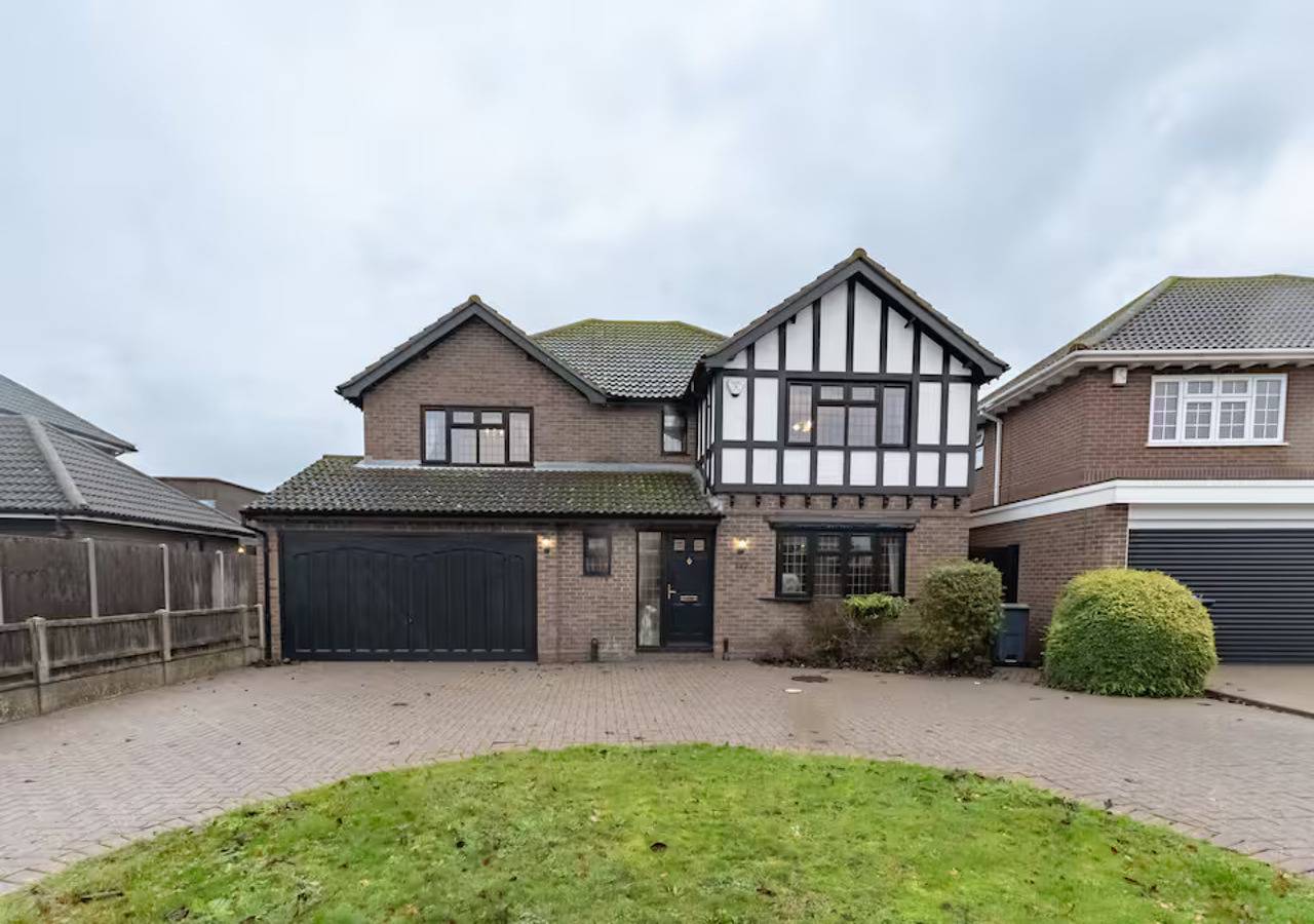 Tudor Style Seafront Home | Sea Views | Shoebury - Pass the Keys in Southend-on-Sea, Este de Inglaterra