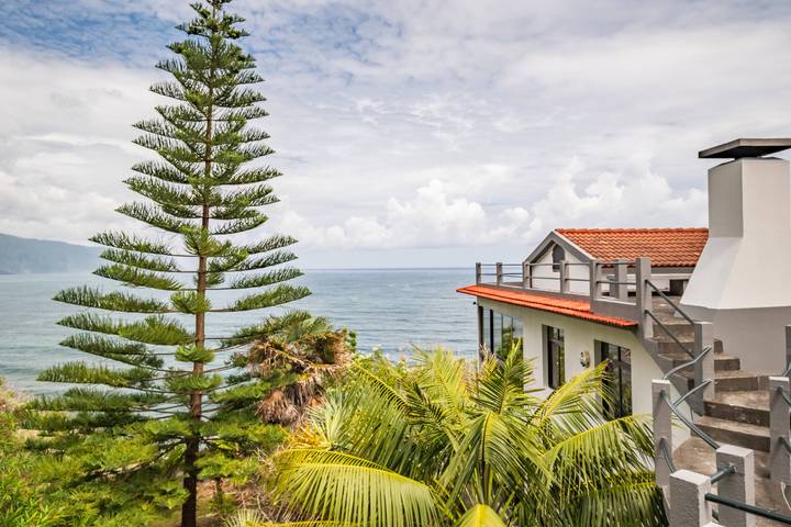 Ferienhaus für 5 Personen, mit Meerblick und Balkon sowie Terrasse und Garten