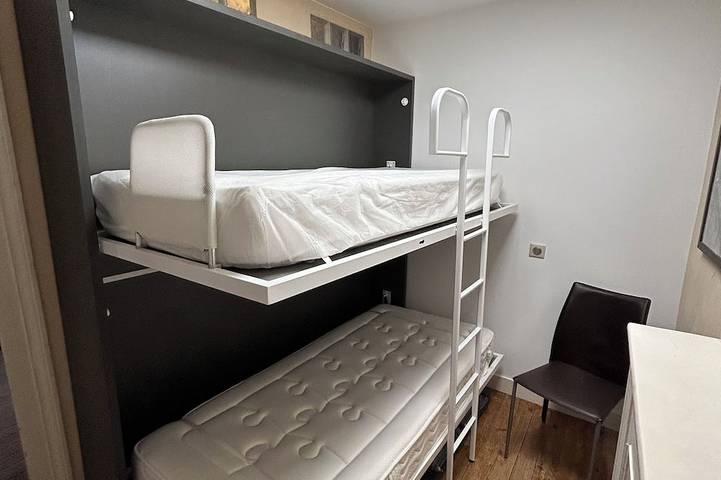 Ganze Wohnung, Wohnung im ehemaligen Fischerhaus, 50 m vom Meer entfernt, 6 Personen in Granville, Côte de la Déroute
