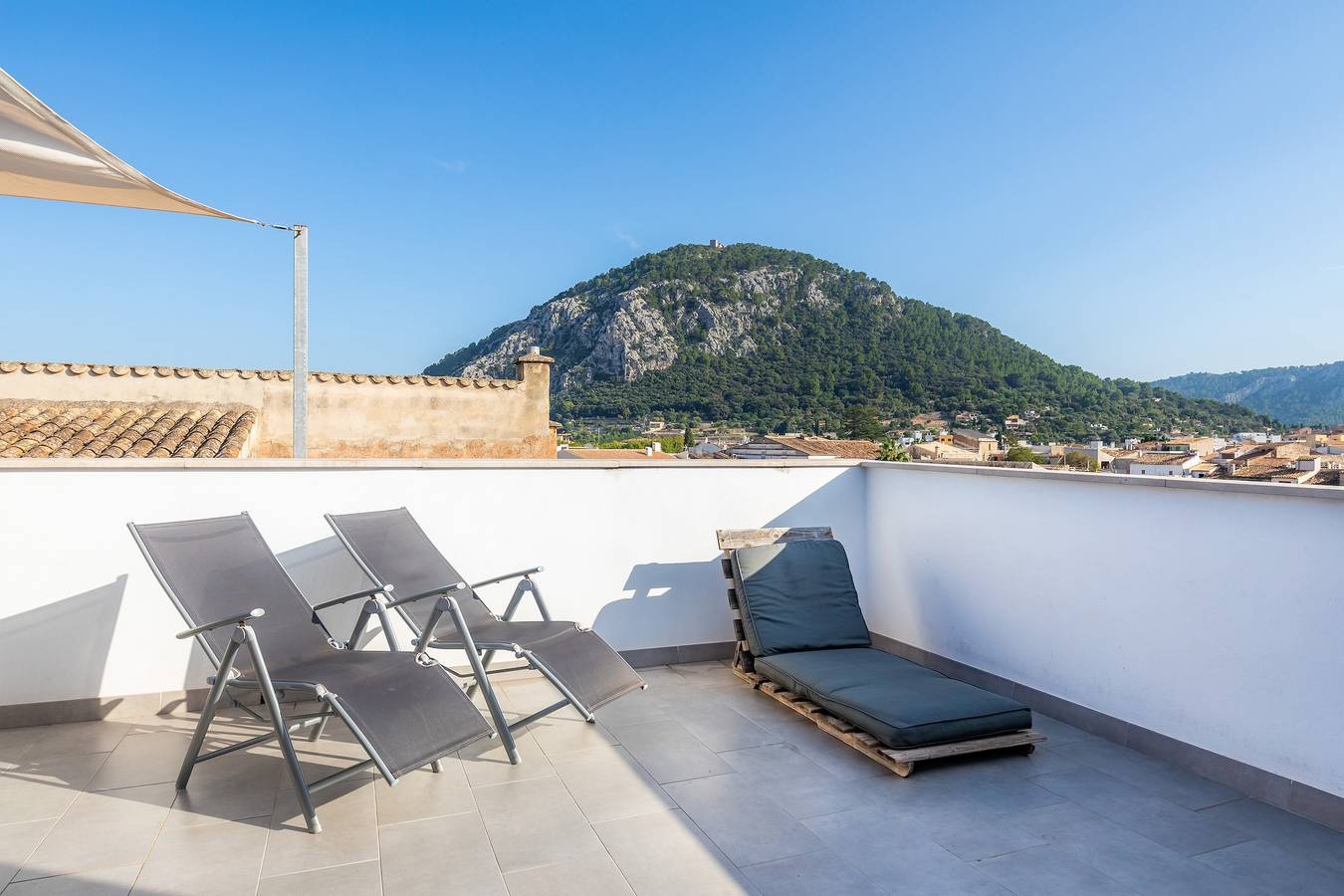 Romantisches Casa Coronel Aloy mit modernen Interieurs, Dachterrasse, Klimaanlage und Wlan in Pollença Stadt, Pollença