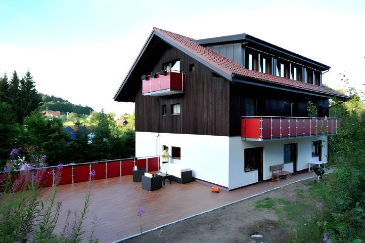 Appartement entier, Appartement '5' avec terrasse partagée, balcon et Wi-Fi in Dachsberg, Forêt-Noire du Sud
