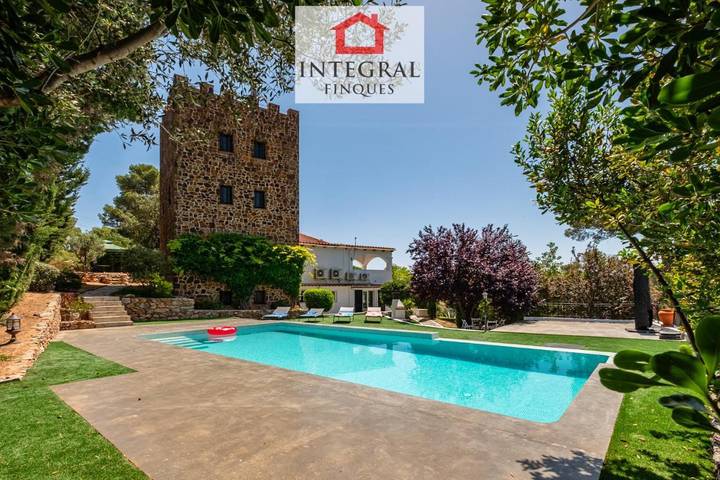 Casa rural para 14 personas, con Balcón y Terraza además de Jardín y Piscina en Vall-llobrega - 2