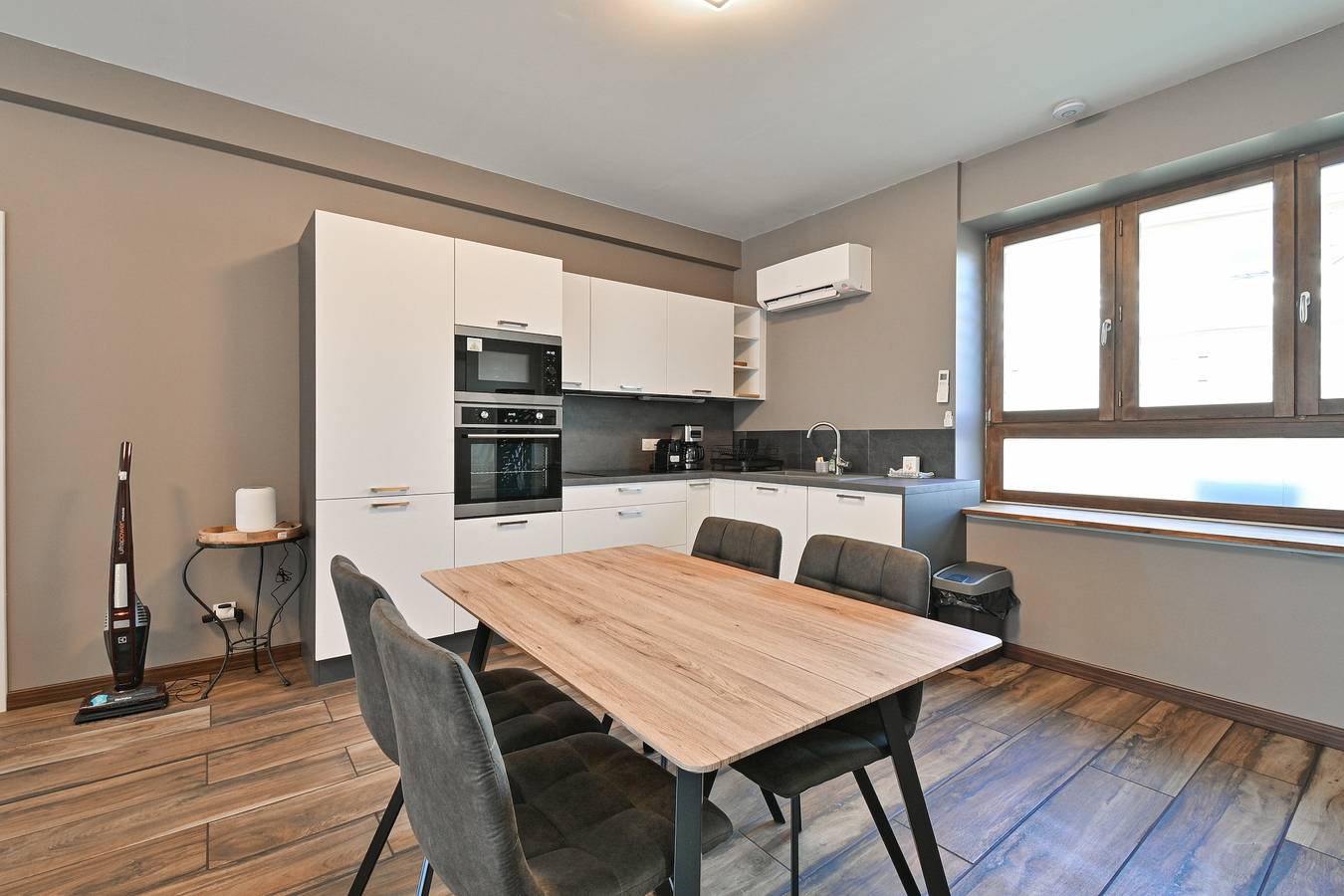 Appartement entier, Annecy : Studio rénové et Design 42 m² - Wi-Fi et Climatisation in Seynod, Annecy (commune)