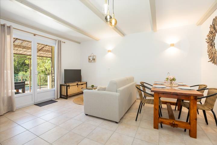 Appartamento intero, Appartamento 'Domaine De Meyrol - Gîte 1' con vista montagna, Wi-Fi e aria condizionata in Eyguières, Arles e dintorni