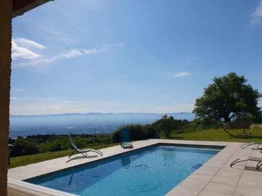 Location de vacances pour 8 personnes, avec Terrasse et Jardin ainsi que Piscine et Vue à Saint-Romain-de-Lerps
