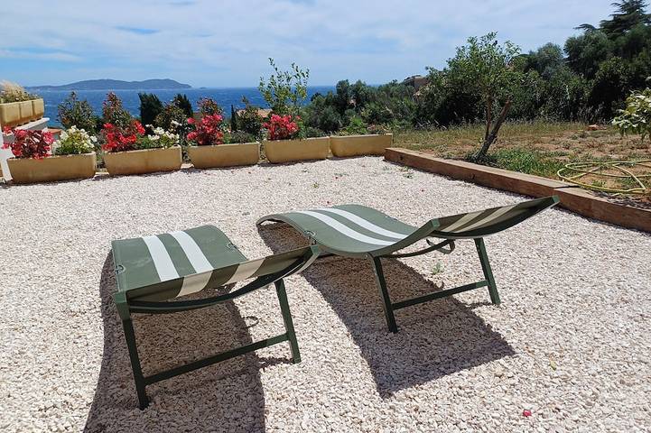 Gîte pour 6 personnes, avec terrasse et jardin dans Plage Le Pradon Carqueiranne