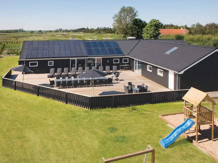 Feriehus for 26 personer, med terrasse og badebasseng, barnevennlig i Jerup