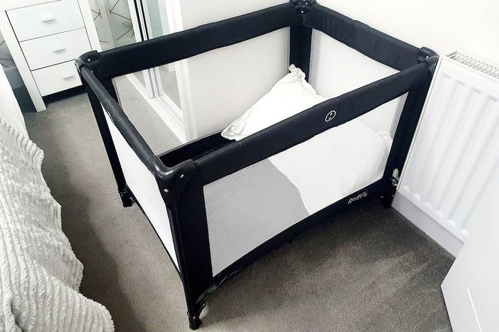 Apartamento entero, Attractive Cosy 2 Bedroom Penthouse with free Parking inside Romford Centre in Havering, Londres
