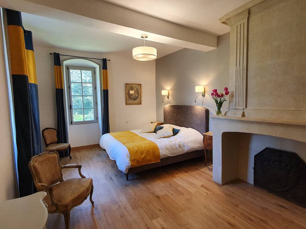 Charme et confort au Manoir du Bellay - Chambre de la Tour in Montreuil-Bellay, Vallée de la Loire