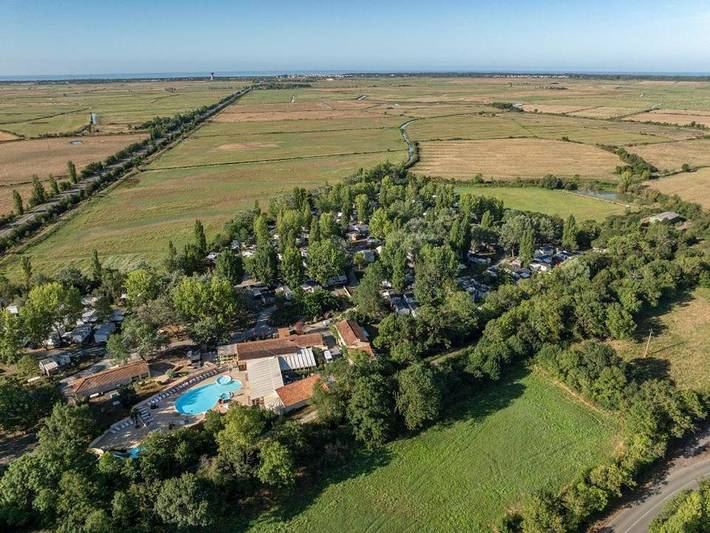 Camping pour 6 personnes, avec terrasse et piscine, animaux acceptés