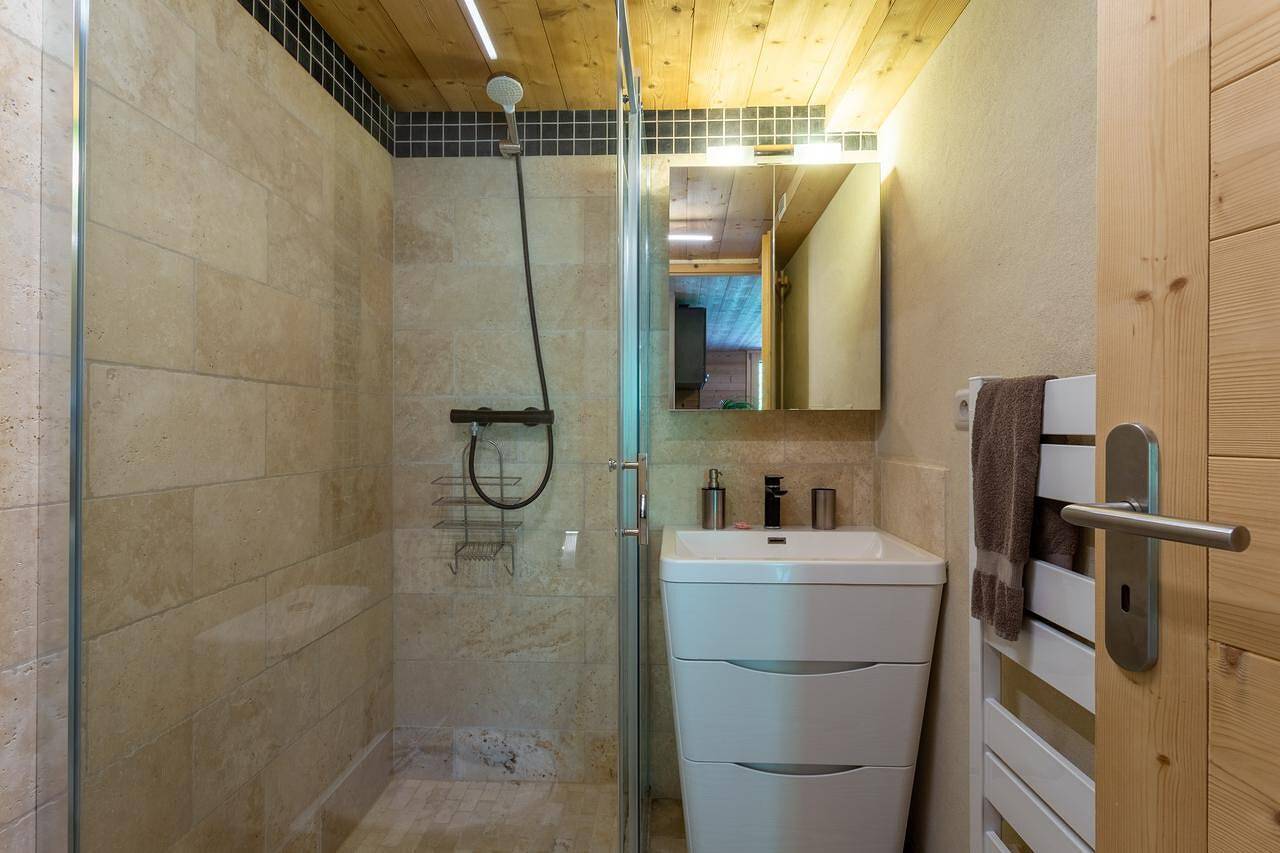 Entire apartment, Eco-gite dans chalet neuf au pied des montagnes in Habère-Poche, Thonon-les-Bains region