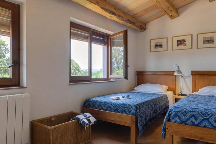 Gîte pour 8 personnes, avec terrasse ainsi que jardin et piscine à Bordils - 2