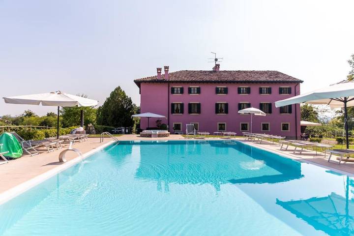 Ferienhaus für 5 Personen, mit Balkon und Whirlpool sowie Terrasse und Garten in Sona