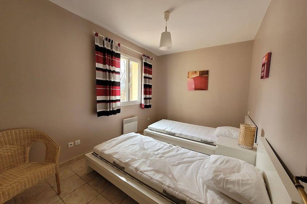 House with swimming pool in a peaceful, relaxing setting. Pets allowed.  in Bauduen, Brignoles Region