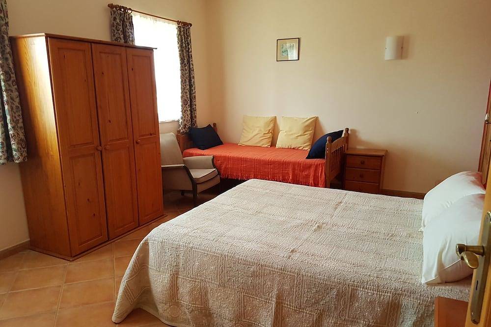 Spacious luxury country house. Shared pool. Fully wheelchair accessible in Ourique, Beja Distrikt