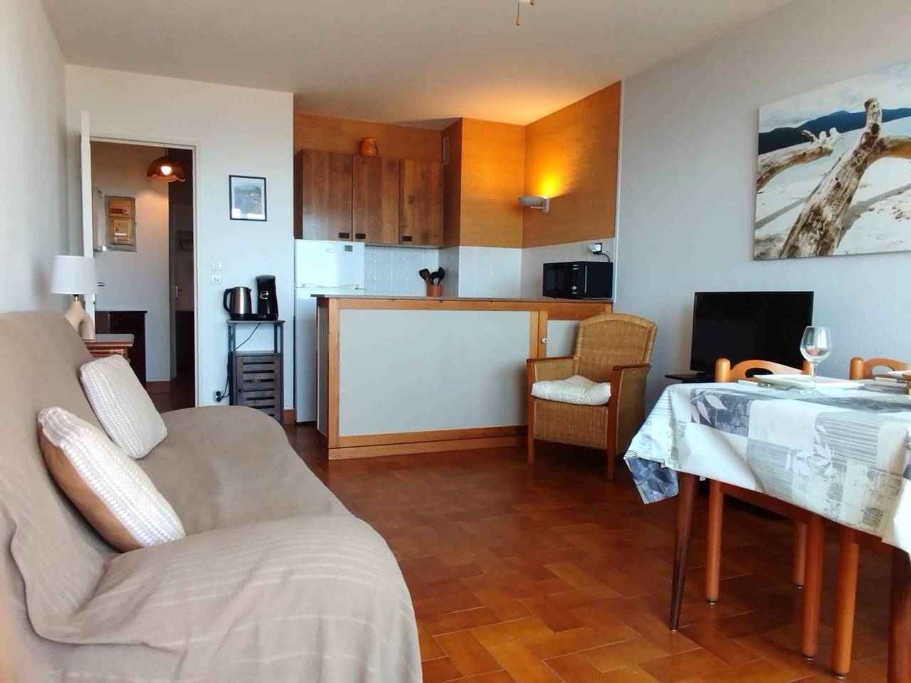Apartamento vacacional entero, 2-roomed flat facing the sea with parking just a stone's throw from the beach and shops in Saint-Cyprien-Plage, Saint-Cyprien