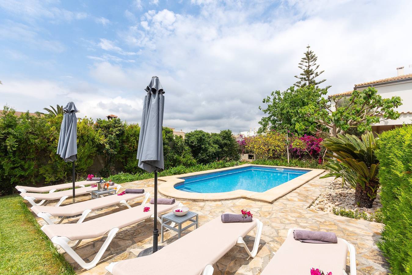 Ferienhaus 'Muro' mit eigenem Pool direkt an der Playas de Muro, Wi-Fi und Klimaanlage in Playa de Muro, Muro