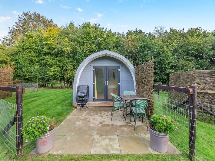 Glamping for 2 people, with garden, with pets in East Midlands