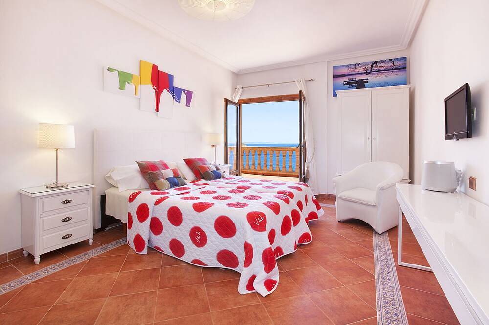 Sea Front, Beach 5 mins, Large Heated Jacuzzi , 2 Wifis, Games / Meeting Lounge in Cala Vinyes, Calvià