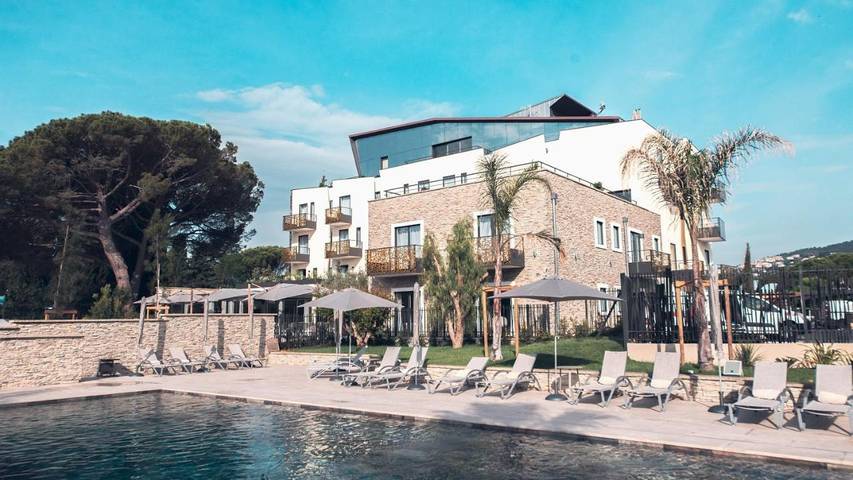 Hôtel pour 2 personnes, avec jacuzzi et jardin ainsi que piscine et sauna