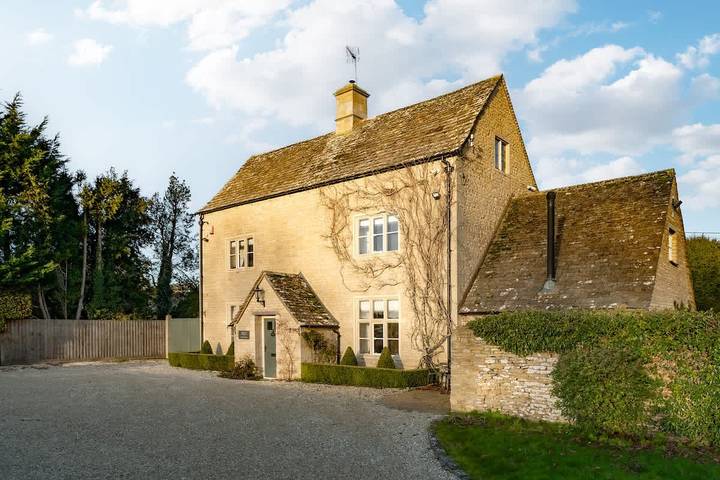 Location de vacances pour 10 personnes, avec jacuzzi et jardin, adapté aux familles à Bibury