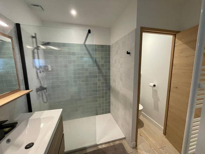 Location de vacances pour 6 personnes, avec vue ainsi que piscine et jardin dans Plage Chambre d'Amour - 3