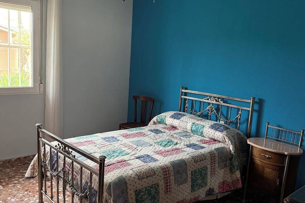 Chalet close to Alicante and the beach, with large terrace for groups in San Vicente del Raspeig, Costa Blanca