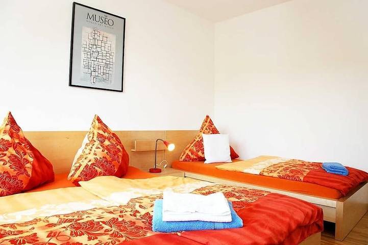 Ganze Wohnung, Nice, centrally located apartments in Cologne, tram stop in front of the door. in Rodenkirchen, Köln