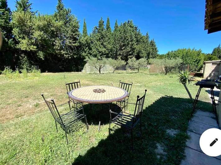 Location de vacances pour 2 personnes, avec jacuzzi ainsi que piscine et jardin à Aramon - 4