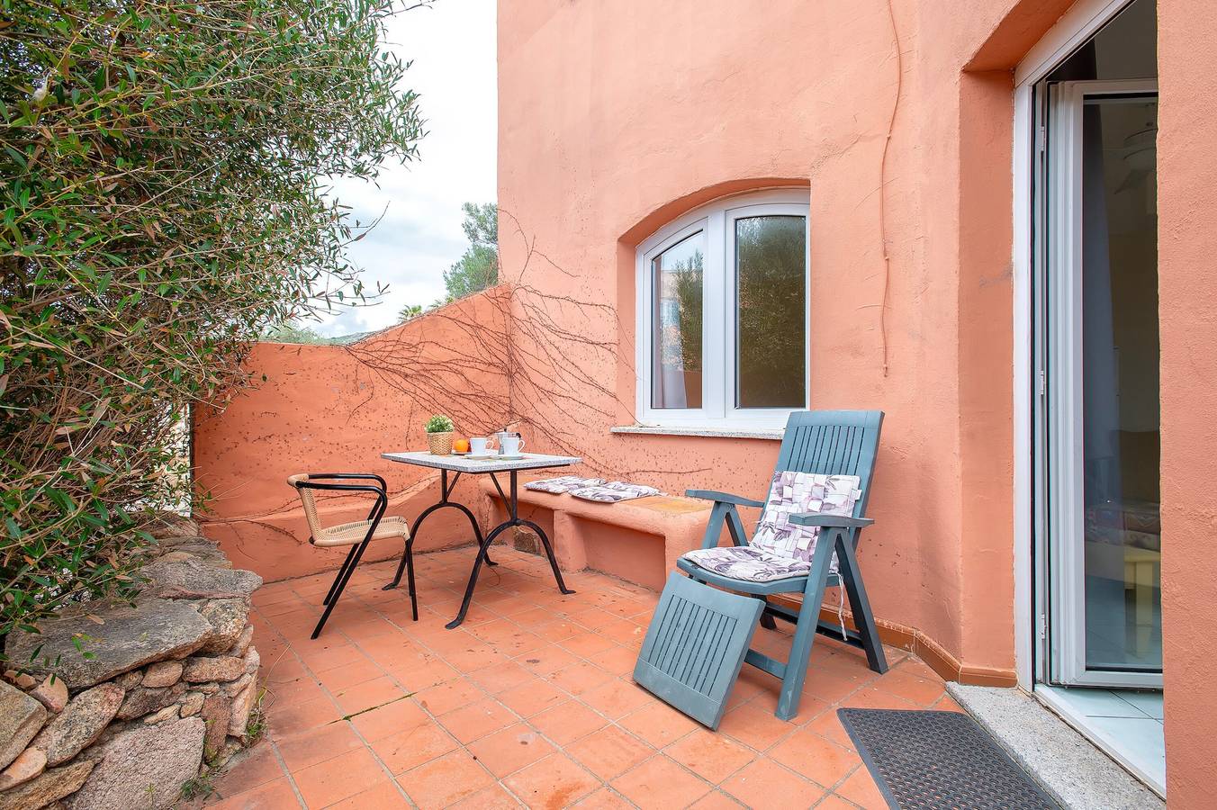 Ganze Wohnung, Ferienwohnung 'Costarossa 110' mit Meerblick, privater Terrasse und eigenem Garten in Canneddi, Trinità d'Agultu e Vignola und Umgebung