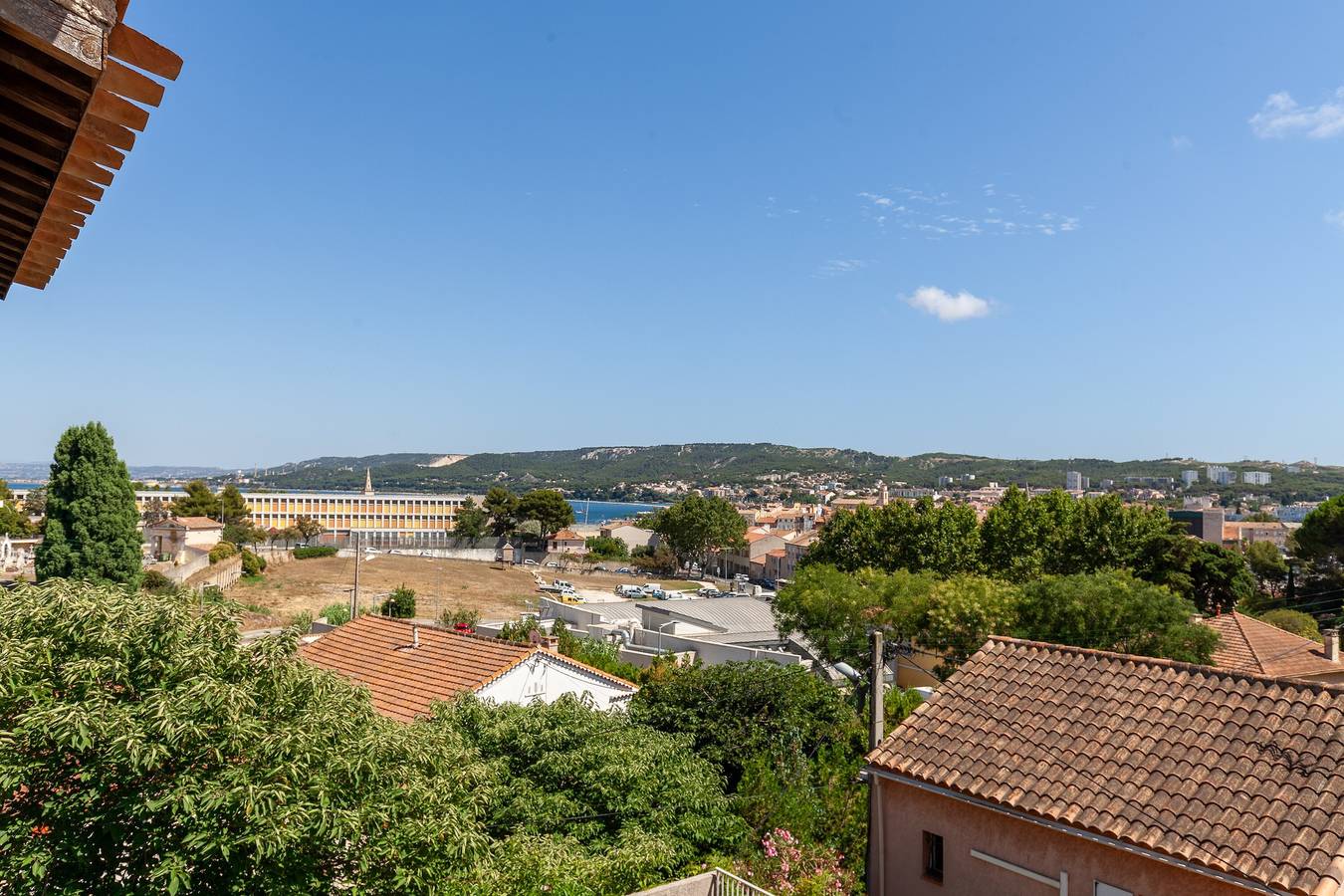 Entire apartment, Apartment 'Duplex Parking Centre Ville' with Lake View, Shared Terrace and Air Conditioning in Martigues, Mediterranean Coast (France)