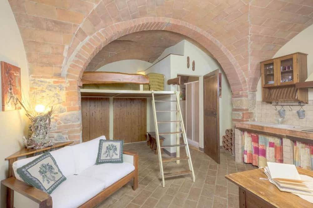 Ganze Wohnung, Simona entzückendes Studio-Apartment mit Poolblick in Castel San Gimignano, San Gimignano