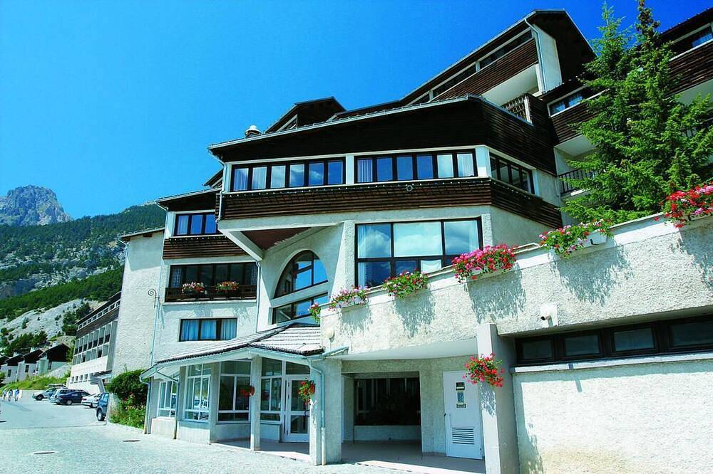 Entire apartment, 300m from resort center, balcony, parking, tv, ski locker, 41m², Ceillac en Queyras in Ceillac, Queyras