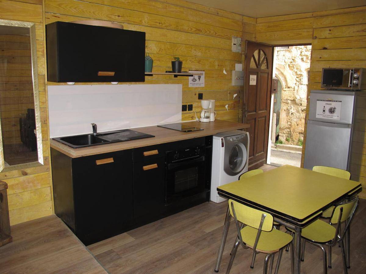 Appartement entier, Ambiance chalet T1 bis cosy pour 5 personnes avec patio à 25 mn des plages in Tourbes, Côte méditerranéenne (France)