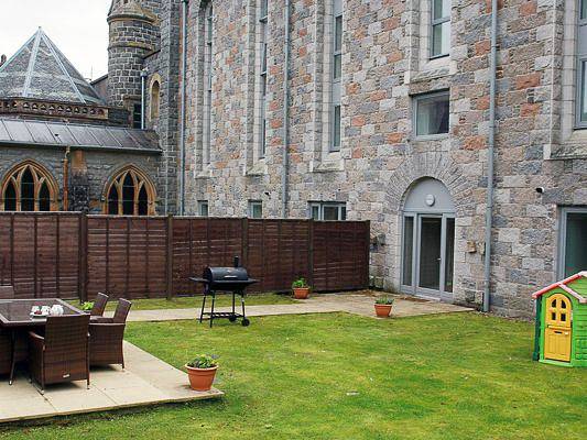 Log cabin for 4 people, with garden in Loch Ness