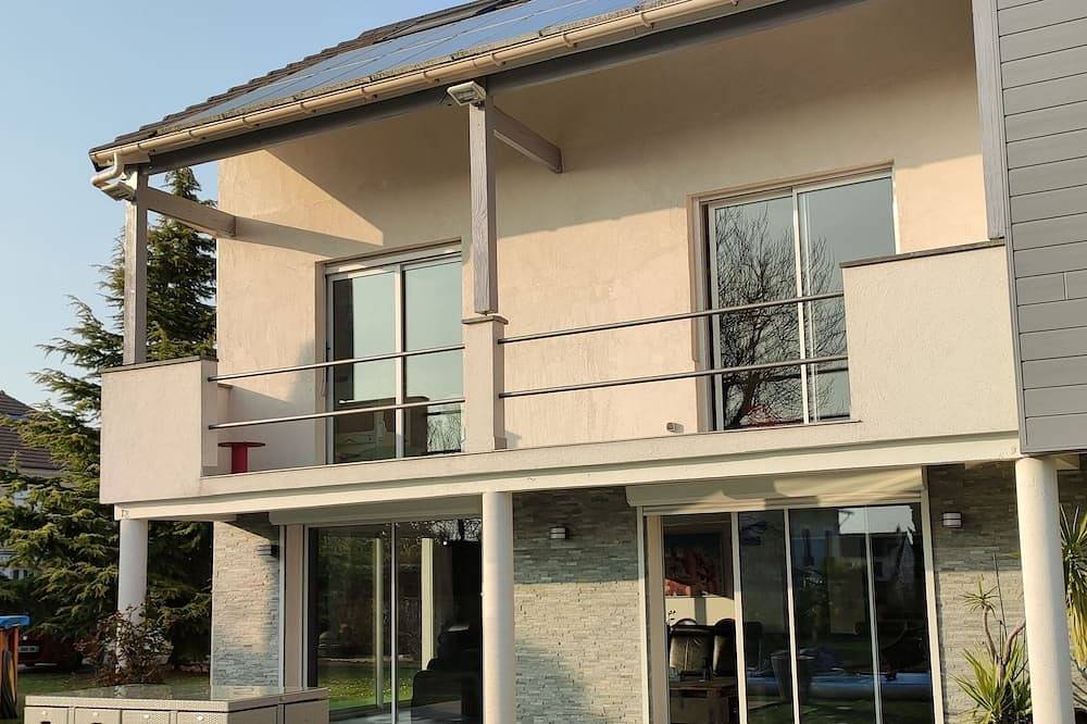 Large house with heated swimming pool, near Paris, Vexin and Châteaux (Versailles) in Herblay-sur-Seine, Val-d'Oise