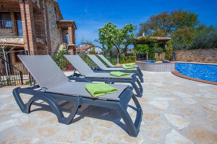 Ferienwohnung für 4 Personen, mit Pool und Balkon/Terrasse in Nova Vas - 3