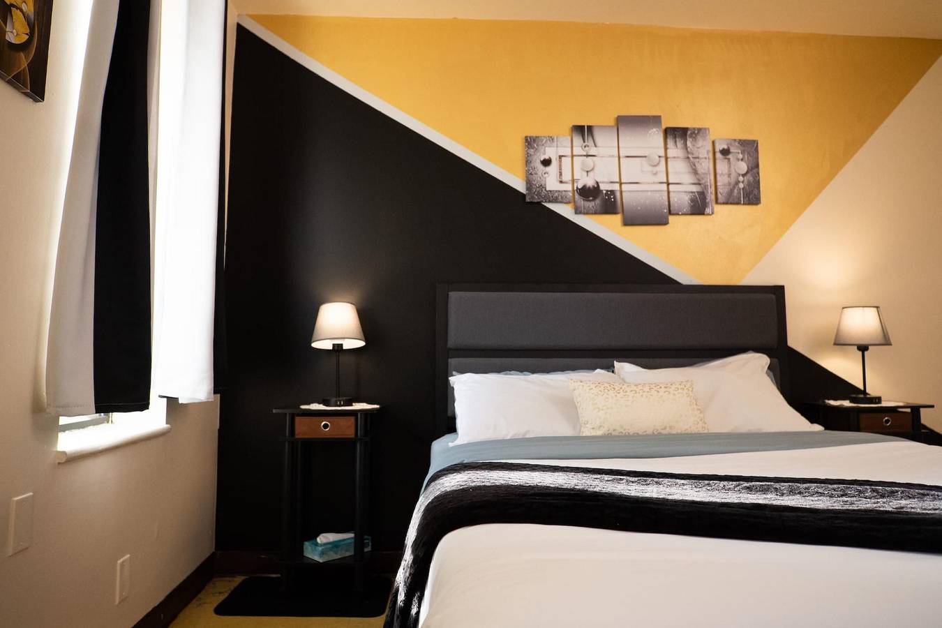 Entire apartment, Amazing Downtown Apt Roku Tv Walk Everywhere in Pittsburgh, Allegheny County