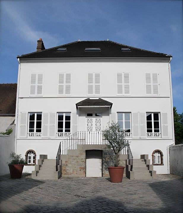Gîte pour 15 personnes, avec jardin ainsi que piscine et terrasse dans Essonne