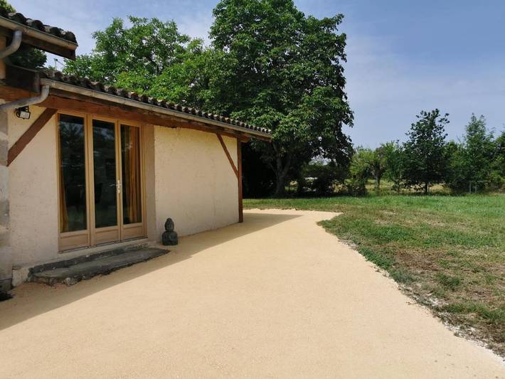 Gîte pour 4 personnes, avec jardin ainsi que terrasse et vue à Agnac